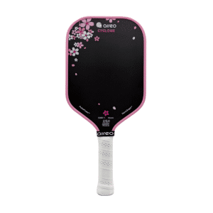 Image de la raquette de pickleball AIREO Cyclone NanoGraph offrant une excellente combinaison de puissance, de contrôle et de maniabilité grâce à sa technologie NanoGraph avancée et sa conception aérodynamique pensée pour les joueurs compétitifs.