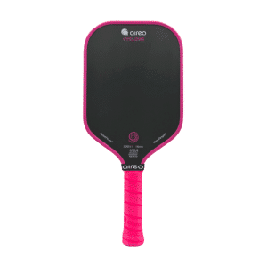 Image de la raquette de pickleball AIREO Cyclone NanoGraph offrant une excellente combinaison de puissance, de contrôle et de maniabilité grâce à sa technologie NanoGraph avancée et sa conception aérodynamique pensée pour les joueurs compétitifs.